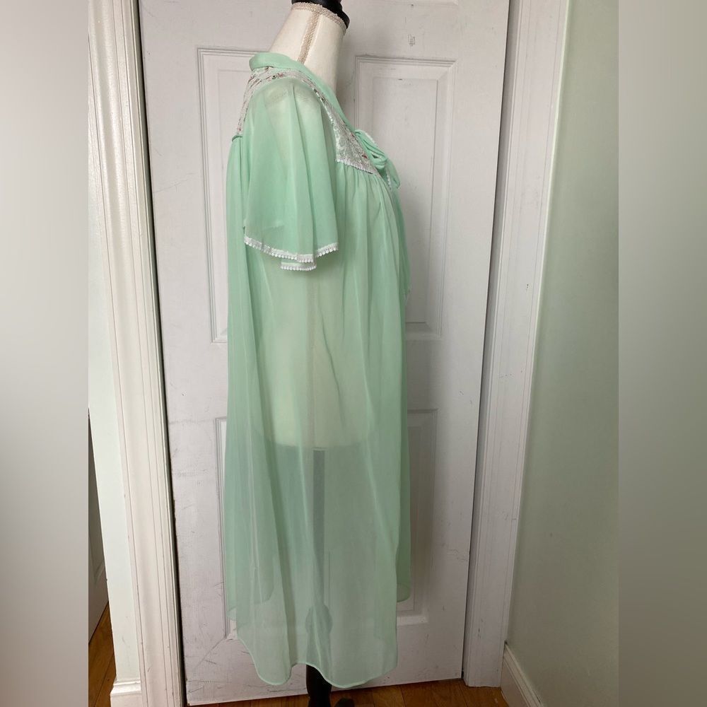 1960s Mint Vanilla Colored Floral Lace Night Gown / Robe - Picture 3 of 9